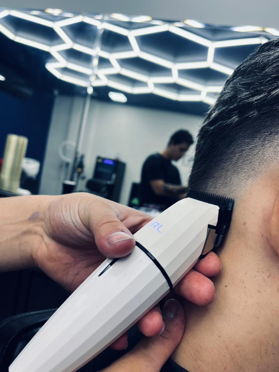 Corte de cabelo com máquina na Freestyle Barber